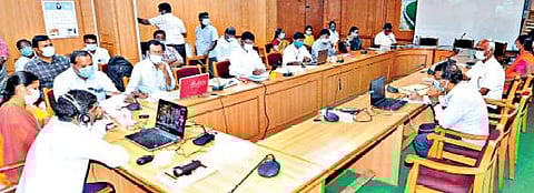 ஈரோட்டில் நேற்று காணொலிக் காட்சி மூலம் நடந்த வேளாண் குறைதீர் கூட்டத்தில் ஆட்சியர் சி.கதிரவன் உள்ளிட்ட அதிகாரிகள் பங்கேற்றனர்.