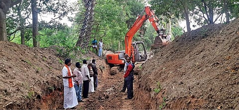 விழுப்புரம் அருகே  கால்வாயை தூர்வாரிய கிராம மக்கள்