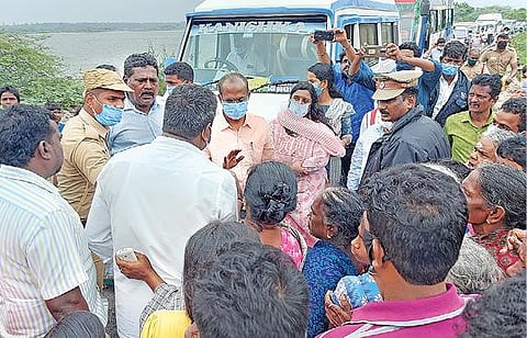 தேசிய பேரிடர் மீட்புக்குழுவினர் சி.முட்லூர் அருகே உள்ள வெள்ளாற்றை பார்வையிட்டனர்.