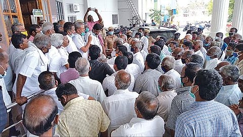 பிஏபி நீர் பங்கீட்டில் பொறியாளர்கள் பதிலளிக்க வலியுறுத்தல்  எங்களுக்கான தண்ணீர் எங்கே செல்கிறது? ஆட்சியரிடம் கடைமடை விவசாயிகள் முறையீடு