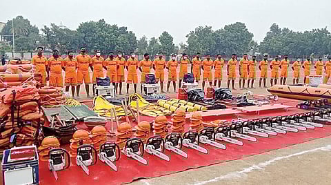 நிவர் புயல் மீட்புப் பணிக்காக சென்னையில் இருந்து தஞ்சாவூருக்கு நேற்று வந்த மாநில பேரிடர் மீட்புக் குழுவினர். (அடுத்த படம்) மீட்பு பணியில் ஈடுபடுவோருக்கு வழங்கப்பட்ட மண்வெட்டி, ரப்பர் படகுகள், காஸ் லைட்டுகள், மரம் அறுக்கும் இயந்திரங்கள் உள்ளிட்ட உபகரணங்கள்.