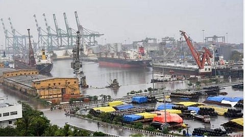 ‘நிவர்’ புயல்: சென்னை துறைமுகத்தில் பாதுகாப்பு ஏற்பாடுகள்  தீீவிரம்