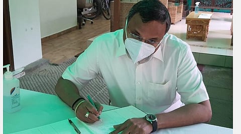 அகமது படேல் வீட்டில் வைக்கப்பட்டுள்ள பதிவேட்டில் கார்த்தி சிதம்பரம் இரங்கல் செய்தி எழுதியபோது...