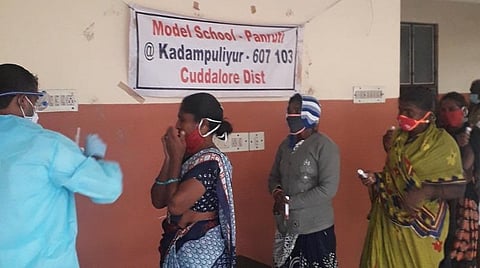 பண்ருட்டியை அடுத்த கொஞ்சிக்குப்பம் சமத்துவபுரம் நிவாரண முகாம்களில் தங்கியிருப்பவர்களுக்கு சுகாதாரத்துறை சார்பில் கரோனா பரிசோதனை நடத்தப்படுகிறது.