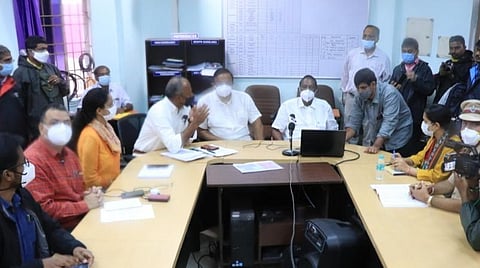 புதுச்சேரி லாஸ்பேட் ஈசிஆர் சாலையில் உள்ள அவசர கால பேரிடர் மையத்தில் உள்ள கட்டுப்பாட்டு அறையில் அதிகாரிகளுடன் ஆய்வுக்கூட்டம் நடத்திய முதல்வர் நாராயணசாமி.