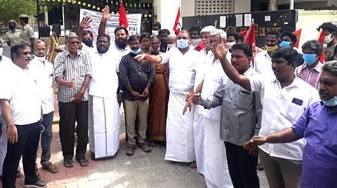 போலீஸார் முன் பெண் தற்கொலை செய்தது குறித்து நீதி விசாரணை: எதிர்க்கட்சிகள், அமைப்புகள் ஆட்சியர் அலுவலகத்தில் மனு