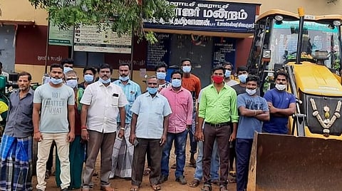 குமராட்சி ஊராட்சியில் வைக்கப்பட்டுள்ள புயல் மீட்பு உபகரணங்கள்.