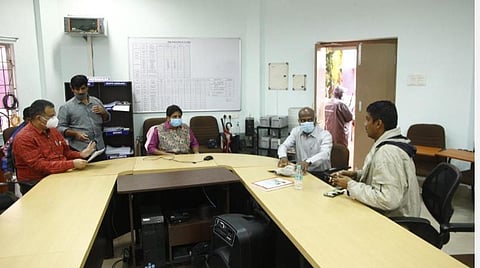 கிழக்குக் கடற்கரைச் சாலையில் பேரிடர் மையத்தில் அதிகாரிகளிடம் உரையாடிய துணைநிலை ஆளுநர் கிரண்பேடி.