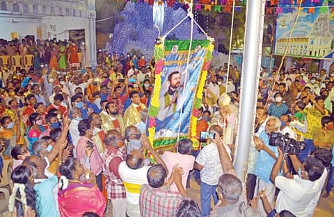 பாளையங்கோட்டை தூய சவேரியார் பேராலய திருவிழா கொடியேற்றத்துடன் தொடங்கியது.படம்: மு.லெட்சுமி அருண்