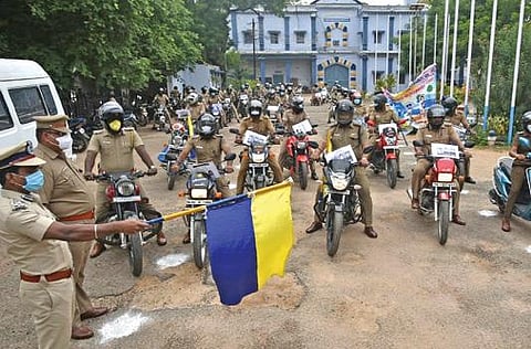 பாளையங்கோட்டையில் கரோனா விழிப்புணர்வு மோட்டார் சைக்கிள் பேரணியை  சிறைத்துறை டிஐஜி பழனி தொடங்கி வைத்தார். படம்: மு.லெட்சுமி அருண்