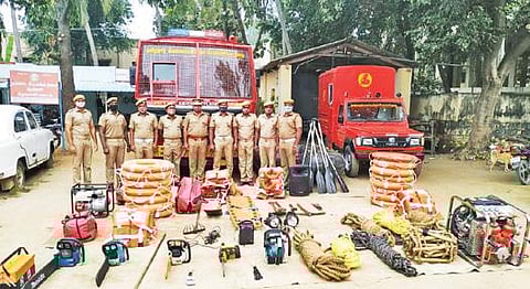 நிவர் புயலையொட்டி முன்னெச்சரிக்கை நடவடிக்கையாக கிருஷ்ணகிரி தீயணைப்பு நிலையத்தில் தயார் நிலையில் வைக்கப்பட்டுள்ள உபகரணங்கள் மற்றும் கருவிகளுடன் தீயணைப்பு வீரர்கள்.