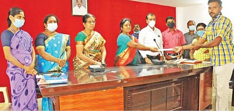 சூரிய ஒளி பசுமை வீடுகள் கட்டும் திட்டத்தில் 30 பயனாளிகளுக்கு வீடு கட்டுவதற்கான பணி உத்தரவை கிருஷ்ணகிரி ஒன்றியக்குழு தலைவர் அம்சா ராஜன் வழங்கினார்.