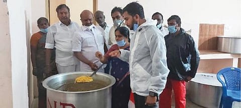 சிதம்பரம் அருகே கீழகுண்டலபடி புயல் பாதுகாப்பு மையத்தில் தயாரிக்கப்பட்ட உணவை சிதம்பரம் சார் ஆட்சியர் மதுபாலன், எம்எல்ஏ பாண்டியன் ஆகியோர் ஆய்வு செய்தனர்.