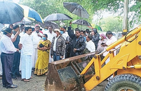 மரக்காணம் அருகே வெள்ளகுளம் பகுதியில் புயல் பாதிப்புகள் குறித்து அமைச்சர் சிவி சண்முகம் ஆய்வு செய்தார்.
