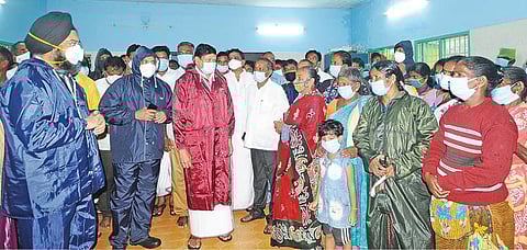 கடலூர் தேவனாம்பட்டினம் புயல் பாதுகாப்பு மையத்தில் தங்க வைக்கப்பட்டுள்ள பொதுமக்களிடம் போதுமான அடிப்படை வசதிகள் உள்ளதா என  அமைச்சர் சம்பத்  கேட்டறிந்தார். அருகில் மாவட்ட கண்காணிப்பு அலுவலர் ககன்தீப்சிங் பேடி, மாவட்ட ஆட்சியர் சந்திரசேகர் சாகமூரி.