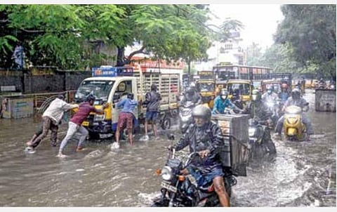 ‘நிவர்’ புயலால் பாதிக்கப்படும் மக்கள் பயன்படுத்த பள்ளி வளாகத்தில் தங்கும் முகாம்கள் அமைக்க நடவடிக்கை: சென்னை மாவட்ட முதன்மை கல்வி அதிகாரி உத்தரவு