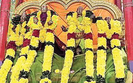 திருவண்ணாமலை அண்ணாமலையார் கோயிலில் நடைபெற்றுவரும் கார்த்திகை தீபத் திருவிழாவின் 6-ம் நாளான நேற்று கோயில் பிரகாரத்தில் நடைபெற்ற நால்வர் வீதியுலா. (அடுத்த படம்) தீபத் திருவிழாவுக்காக தயாராகியுள்ள தீப கொப்பரை.