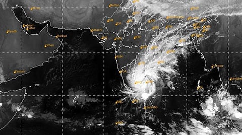 முழுமையாக கரையை கடந்தது நிவர் புயல் 
