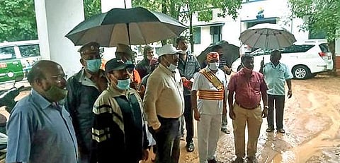 திருப்பத்தூர் மாவட்டம் ஆம்பூர் அடுத்த மாதனூரில் நிவாரண முகாமை நேற்று ஆய்வு செய்த ஆட்சியர் சிவன் அருள். அடுத்தபடம்: திருப்பத்தூர் அடுத்த புதுப்பேட்டை மேம்பாலத்தின் கீழே தேங்கிய மழைநீரை மின்மோட்டார் மூலம் உறிஞ்சிய நகராட்சி ஊழியர்கள்.