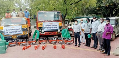 நிவர் புயல் நிவாரணப்பணிக்காக விழுப்புரத்துக்கு புறப்பட்ட திருநெல்வேலி மாநகராட்சி தூய்மைப்பணியாளர்கள் 100 பேர் உள்ளிட்ட குழுவினரை, மாநகராட்சி ஆணையர் கண்ணன் வழியனுப்பி வைத்தார். படம்: மு.லெட்சுமி அருண்.