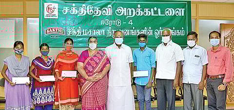 மருத்துவப் படிப்பில் சேர்ந்த அரசுப் பள்ளி மாணவ, மாணவிகளுக்கு சக்தி தேவி அறக்கட்டளை சார்பில் அறங்காவலர்கள் பி.சி.துரைசாமி,  சாந்தி துரைசாமி ஆகியோர் கல்வி உதவித் தொகைகளை வழங்கி வாழ்த்து தெரிவித்தனர்.