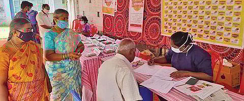 சேலம் காவேரி மருத்துவமனையில் நடந்த இலவச சர்க்கரை நோய் பரிசோதனை முகாமில் மக்களுக்கு இலவசமாக பரிசோதனை, ஆலோசனை வழங்கப்பட்டது.