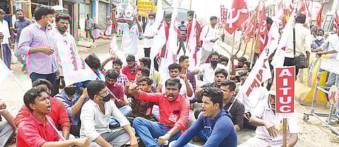 மதுரை ரயில் நிலையம் முன் சாலை மறியல் செய்த தொழிற்சங்கத்தினர். படம்: எஸ்.கிருஷ்ணமூர்த்தி