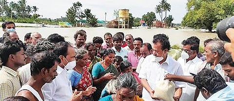 விழுப்புரம் அருகே வாணியம்பாளையம் கிராமத்தில் வெள்ளம் சூழ்ந்த பகுதிகளை பொன்முடி எம் எல் ஏ ஆய்வு மேற்கொண்டு நிவாரண உதவிகள் வழங்கினார்.