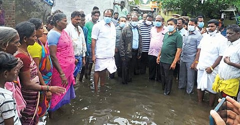 மழை நீரால் வெள்ளக்காடாக காட்சியளிக்கும் விழுப்புரம் புதிய பேருந்து நிலையம்.