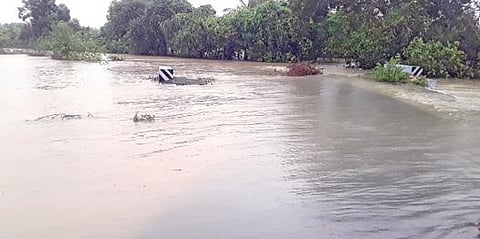 மரக்காணம் அருகே காணிமேடு, மண்டகப்பட்டு ஆகிய கிராமங்களுக்கு இடையே உள்ள ஓங்கூர் ஆற்றில் பெருக்கெடுத்துச் செல்லும் மழை வெள்ளத்தால் நீரில் மூழ்கியுள்ள தரைப்பாலம்.