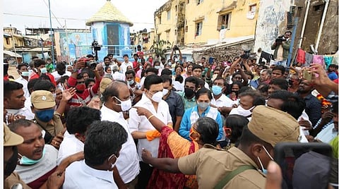 மயிலாப்பூர் நொச்சி நகரில் ஸ்டாலின் ஆய்வு: நிவாரணப் பொருட்களை வழங்கினார்