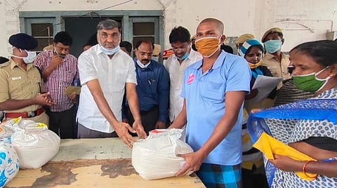 ஆம்பூரில் நிவாரண முகாமில் தங்கியுள்ள பொதுமக்களுக்கு அமைச்சர் கே.சி.வீரமணி நிவாரணப் பொருட்கள் மற்றும் காசோலை வழங்கினார்.