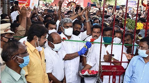 மார்க்கெட்டைத் திறந்து வைத்த அமைச்சர் நடராஜன்.