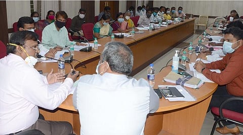 கோவை மாவட்ட ஆட்சியர் அலுவலக கூட்டரங்கில், இன்று நடந்த வாக்காளர் பட்டியல் சுருக்க முறை திருத்தப்பணிகள் தொடர்பான கூட்டத்தில் பேசிய, மேற்பார்வையாளர் மு.கருணாகரன். அருகிில் ஆட்சியர் கு.ராசாமணி மற்றும் அதிகாரிகள் உள்ளனர்.