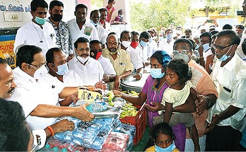 வேலூர் கன்சால்பேட்டை, மாங்காய் மண்டி உள்ளிட்ட குடியிருப்புப் பகுதிகளில் மழையால் பாதிக்கப்பட்ட மக்களுக்கு நிவாரண உதவிகளை வழங்கிய திமுக பொதுச்செயலாளர் துரைமுருகன். படம்:வி.எம்.மணிநாதன்.