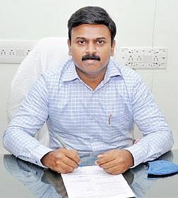 மாவட்ட வருவாய் அலுவலர் சதீஷ்