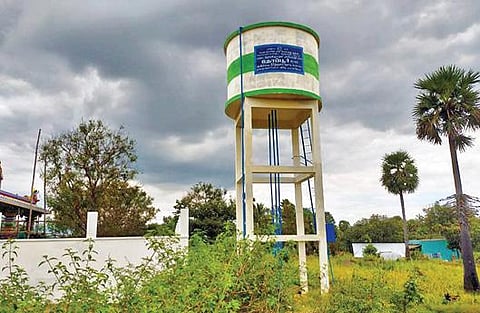 கிருஷ்ணகிரி மாவட்டம் தோப்பூர் கிராமத்தில் பயன்பாட்டுக்கு வராமல் உள்ள மேல்நிலை நீர்த்தேக்கத் தொட்டி.