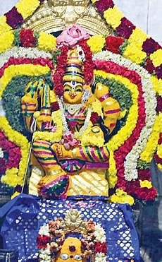 ஈரோடு கருங்கல்பாளையம் சின்னமாரியம்மன் கோயில் குண்டம் திருவிழாவையொட்டி கம்பத்திற்கு புனிதநீர் ஊற்றி பெண்கள் வழிபாடு செய்தனர். அடுத்தபடம்: சிறப்பு அலங்காரத்தில் சின்ன மாரியம்மன்.