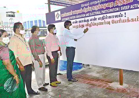 சேலம் பழைய பேருந்து நிலையத்தில் மாநகராட்சி சார்பில் வாக்காளர் பட்டியல் சிறப்பு சுருக்கமுறை திருத்தம் குறித்த விழிப்புணர்வு கையெழுத்து இயக்கத்தை மாநகராட்சி ஆணையர் ரவிச்சந்திரன் தொடங்கி வைத்தார்.