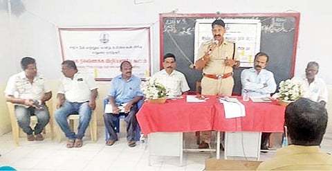 இந்திய அரசியலமைப்பு தின விழாவில் பேசினார் காவல் உதவி ஆணையர் சிவக்குமார்.