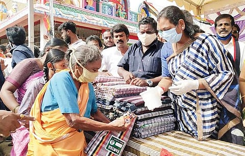 செம்மஞ்சேரியில் புயலால் பாதிக்கப்பட்ட மீனவர் குடியிருப்பு பகுதி மக்களை தேமுதிக பொருளாளர் பிரேமலதா நேற்று நேரில் சந்தித்து ஆறுதல் கூறினார். பின்னர், அவர்களுக்கு தேவையான உணவுகள், நிவாரண பொருட்களை வழங்கினார்.
