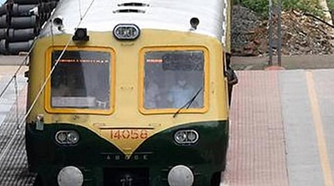 புயல் காரணமாக நிறுத்தி வைக்கப்பட்டிருந்த 250 சிறப்பு மின்சார ரயில்கள் சென்னையில் மீண்டும் இயக்கம்