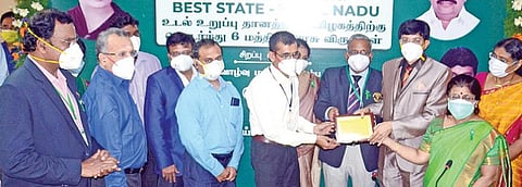 சென்னை டிஎம்எஸ் வளாகத்தில் உள்ள தேசிய நலவாழ்வு மையத்தில் நேற்று நடந்த நிகழ்ச்சியில், சென்னை அரசு ஸ்டான்லி மருத்துவமனையில் கல்லீரல் மாற்று அறுவை சிகிச்சையை சிறப்பாக செயல்படுத்திய குழுவினருக்கு சுகாதாரத் துறை செயலாளர் ஜெ.ராதாகிருஷ்ணன் விருது வழங்கினார். உடன் தமிழக உடல் உறுப்பு மாற்று சிகிச்சை ஆணைய உறுப்பினர் செயலர் காந்திமதி, மருத்துவக் கல்வி இயக்குநர் நாராயணபாபு, பொது சுகாதாரத் துறை இயக்குநர் செல்வ விநாயகம்.படம்: க.பரத்