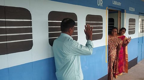 ரயில் பெட்டியாக மாறிய வகுப்பறை