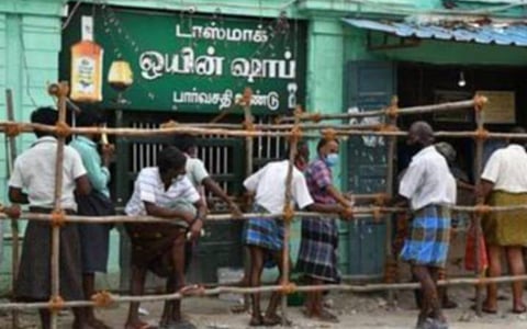 தமிழகத்தில் கிளப்புகள், ஓட்டல்களில் நாள் முழுவதும் மதுபானம் விற்கப்படுகிறதா?- தமிழக அரசு பதிலளிக்க உயர் நீதிமன்றம் உத்தரவு