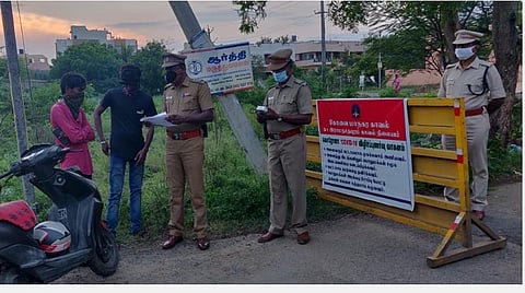 கோவை கள்ளிமடை, கற்பகம் கார்டன் அருகே காவல்துறையினரின் வாகனச் சோதனையைப் பார்வையிடும், துணை ஆணையர் ஸ்டாலின்.