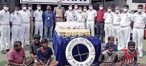 தூத்துக்குடி அருகே நடுக்கடலில் படகில் பிடிபட்ட போதைப் பொருட்கள் மற்றும் கைது செய்யப்பட்ட இலங்கையைச் சேர்ந்த 6 பேருடன் கடலோர காவல் படையினர் மற்றும் மத்திய, மாநில உளவுத் துறையினர் (கோப்புப்படம்).