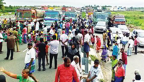 பள்ளிகொண்டா அருகே இறைவன்காடு பகுதியில் மழைநீர் கால்வாயை சீரமைக்கக்கோரி பொதுமக்கள் நேற்று சென்னை-பெங்களூரு தேசிய நெடுஞ்சாலையில் மறியலில் ஈடுபட்டனர்.