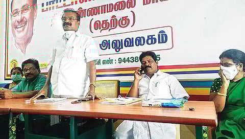 திருவண்ணாமலையில் நடைபெற்ற பாமக செயற்குழுக் கூட்டத்தில் பேசும் மாநில துணை பொதுச் செயலாளர் காளிதாஸ்.