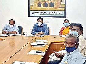 சென்னை தலைமை செயலகத்திலிருந்து நேற்று தமிழக முதல்வர் பழனிசாமி காணொலி காட்சி வாயிலாக  நிவர் புயல் மீட்புப்பணி, நிவாரணம் வழங்குதல், கரோனா தடுப்புப் பணிகள் குறித்து வேலூர் மாவட்ட ஆட்சியர் சண்முகசுந்தரத்திடம் கலந்துரையாடினார். கடைசிப் படம்: முதலமைச்சரின் காணொலி காட்சி ஆய்வுக்கூட்டத்தில் பங்கேற்ற ராணிப்பேட்டை மாவட்ட ஆட்சியர் கிளாட்ஸ்டன் புஷ்பராஜ் மற்றும் அதிகாரிகள்.